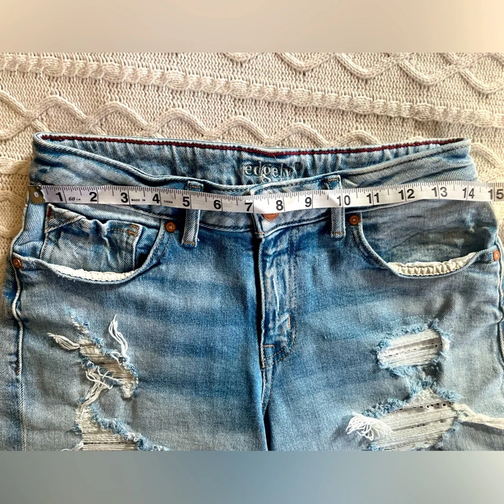 Edgely Light Wash Denim Shorts, distressed, Women’s Size 6 - Picture 2 of 13